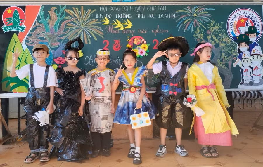 cac-em-hoc-sinh-hao-hung-tham-gia-trinh-dien-thoi-trang-duoc-tai-che-tu-rac-thai-anh-truong-cung-cap.jpg