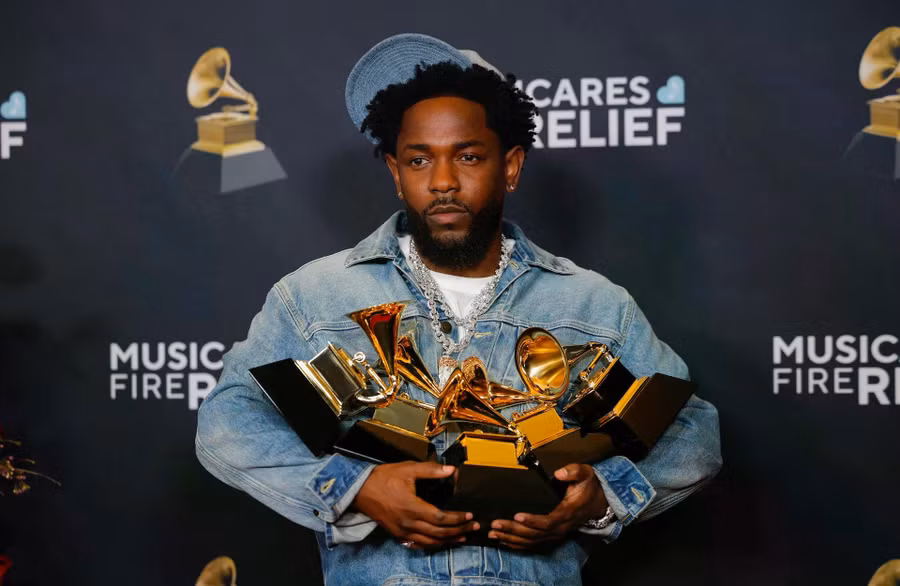 Kendrick Lamar là nghệ sĩ thắng nhiều giải nhất khi đem về 5 chiếc kèn vàng tại lễ trao giải năm nay: Bản thu âm của năm, Bài hát của năm, Màn trình diễn rap xuất sắc nhất, Ca khúc rap xuất sắc nhất và MV âm nhạc xuất sắc nhất