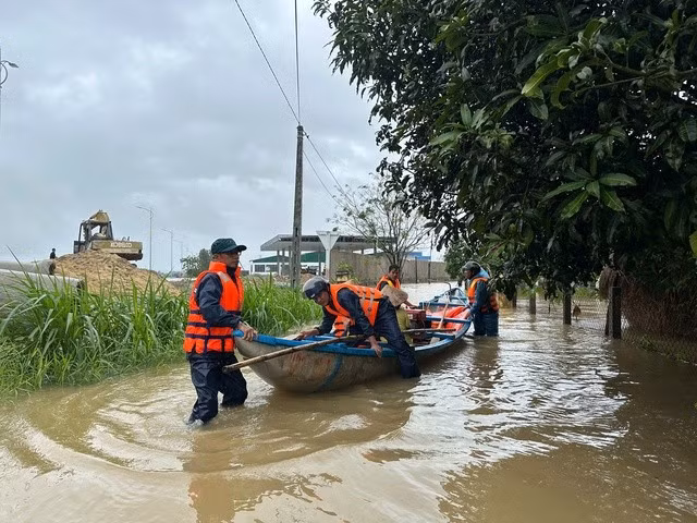 Lực lượng chức năng thị xã Đức Phổ hỗ trợ người dân có nhà bị ngập sâu trong đợt lũ trên sông Trà Câu vào sáng 24-11-2024