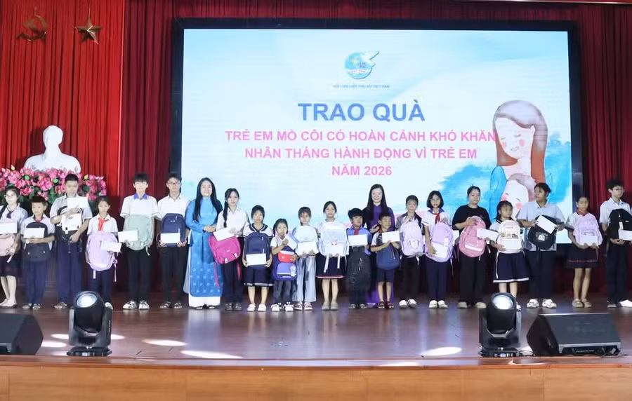 150 suất quà đã được trao cho trẻ em mồ côi, trẻ em có hoàn cảnh khó khăn của thành phố Huế. (Ảnh: BTC)