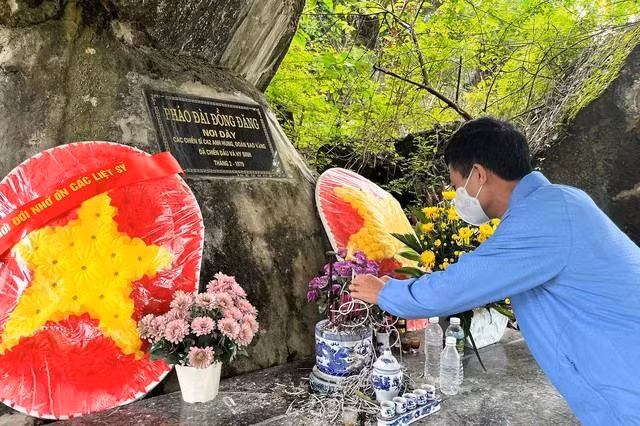 Thắp hương tưởng niệm các liệt sĩ đã chiến đấu và hy sinh tháng 2.1979 tại pháo đài Đồng Đăng (Lạng Sơn)