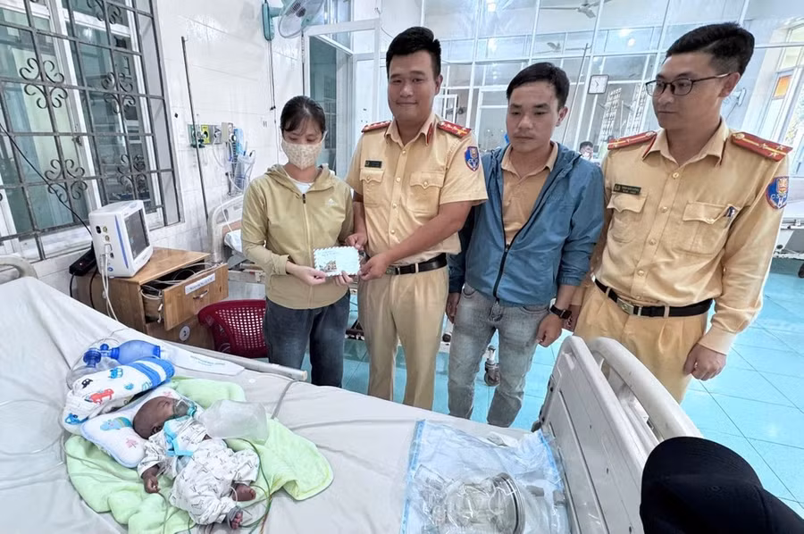 Lực lượng CSGT Đắk Nông hỗ trợ tiền cho gia đình nạn nhân điều trị cho cháu bé 4 tháng tuổi