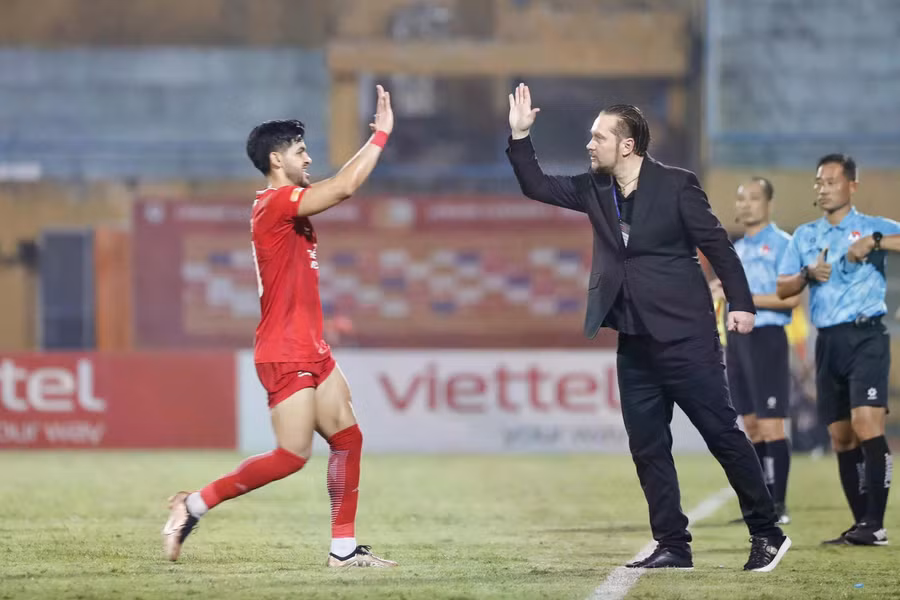 Tiền đạo Pedro ăn mừng cùng HLV Popov sau bàn thắng vào lưới CLB Đà Nẵng ngày 3.5