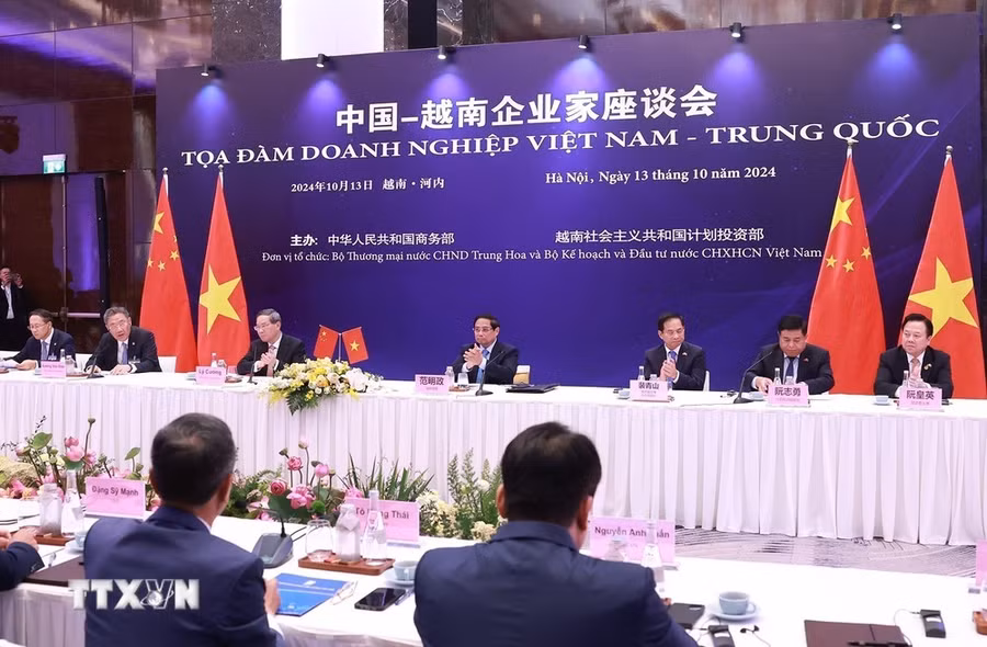 Thủ tướng Phạm Minh Chính và Thủ tướng Trung Quốc Lý Cường tham dự Tọa đàm doanh nghiệp Việt Nam-Trung Quốc. (Ảnh: Dương Giang/TTXVN)