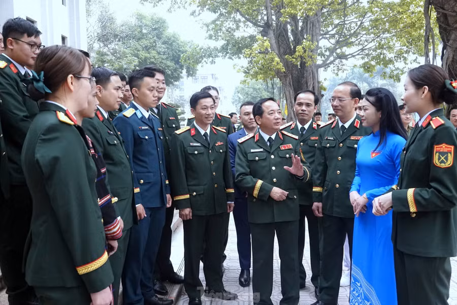 Lãnh đạo Quân ủy Trung ương - Bộ Quốc phòng và Trung ương Đoàn trò chuyện với các đại biểu về dự chương trình tuyên dương. Ảnh: Nguyễn Minh