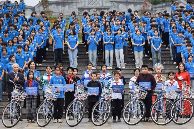 Lãnh đạo Báo Người Lao Động, Bảo Việt Nhân thọ, cùng đại diện lãnh đạo các sở ban ngành tỉnh Cao Bằng trao học bổng, trao quà cho học sinh Cao Bằng. Ảnh: Hoàng Triều