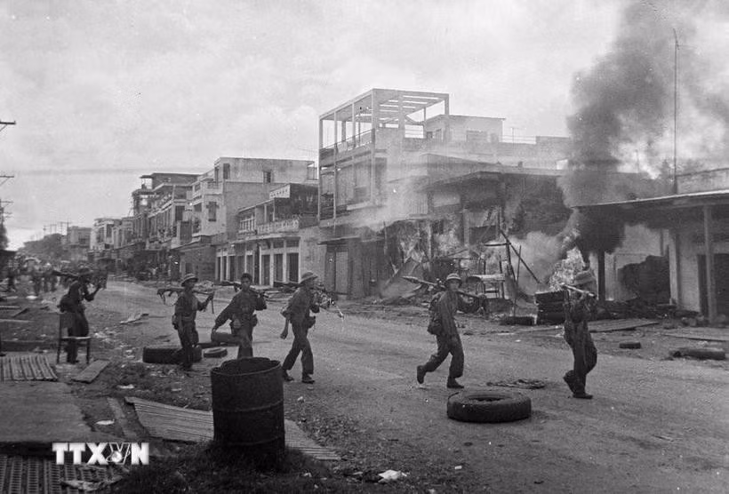 Ngày 9/4/1975, quân ta tiến công vào thị trấn Xuân Lộc, căn cứ phòng thủ trọng yếu của địch bảo vệ Sài Gòn từ phía Đông Bắc. Ngày 21/4, quân địch ở Xuân Lộc tháo chạy, cửa ngõ vào Sài Gòn từ hướng Đông Bắc đã được mở. Ngay từ khi mất Xuân Lộc, Tổng thống Nguyễn Văn Thiệu từ chức. (Ảnh: TTXVN)