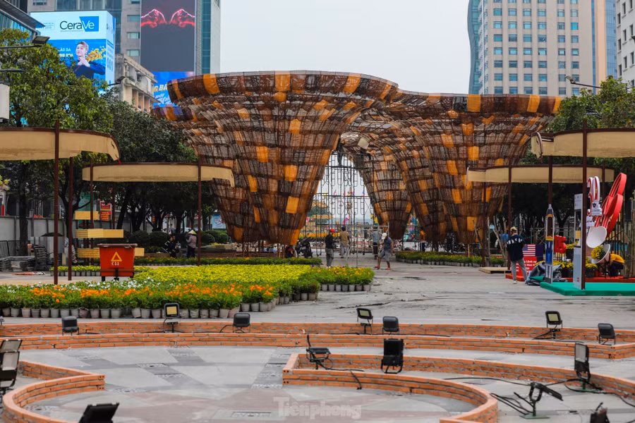 Ngoài cặp đôi Tỵ, đường hoa cũng đang chờ đợi nàng Tỵ mang nét duyên ngầm của người con gái miền Nam trong trang phục đặc trưng, với "phụ kiện" khăn rằn và nón lá.