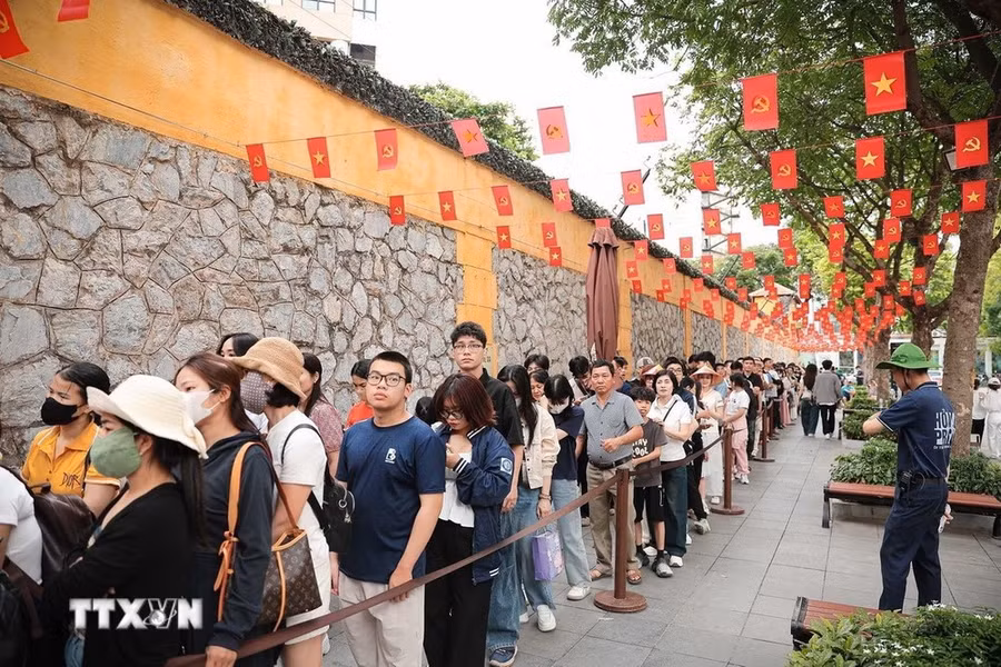 Dòng người xếp hàng dài vào tham quan di tích Nhà tù Hoả Lò. Ảnh: Phạm Tuấn Anh/TTXVN