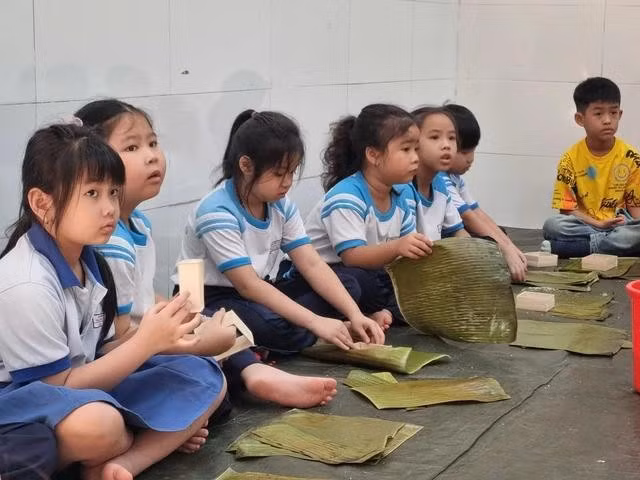 Trong Chương trình Giáo dục phổ thông 2018, ngành giáo dục đưa ra mục tiêu giáo dục trẻ tinh thần yêu lao động, hỗ trợ gia đình làm việc nhà thông qua những bài học môn đạo đức, kỹ năng sống hoặc hoạt động trải nghiệm