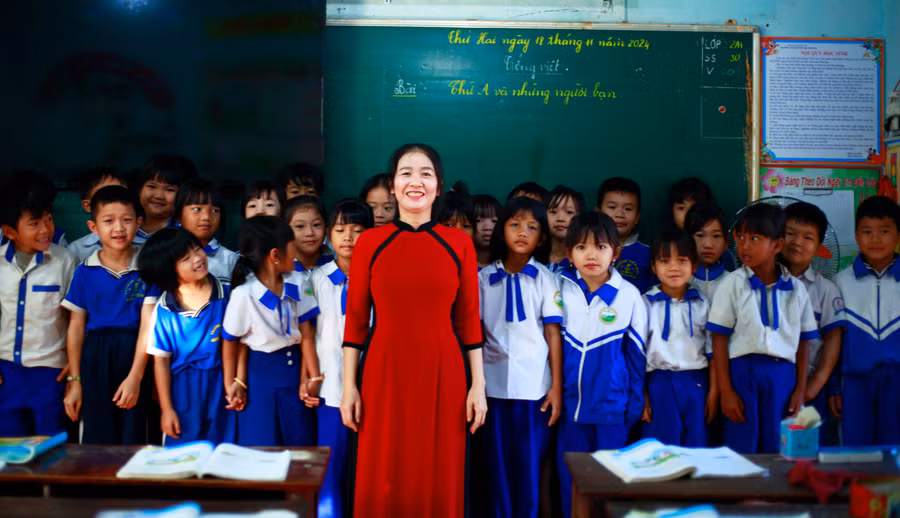 co-tran-thi-hoai-nam-va-hoc-sinh-lop-2a1-cua-minh.jpg