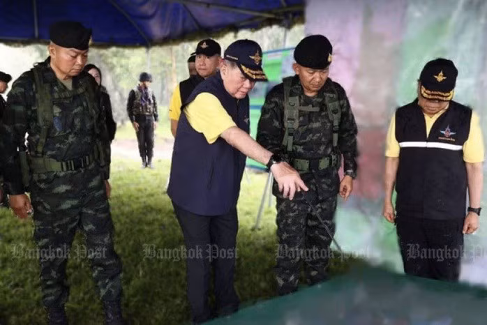 Bộ trưởng Quốc phòng Thái Lan Phumtham Wechayachai đến thăm khu vực biên giới ở huyện Nam Yuen, tỉnh Ubon Ratchathani, Đông Bắc Thái Lan vào ngày 4-6. Ảnh: Tài khoản Facebook của Quân khu 2/Bangkok Post