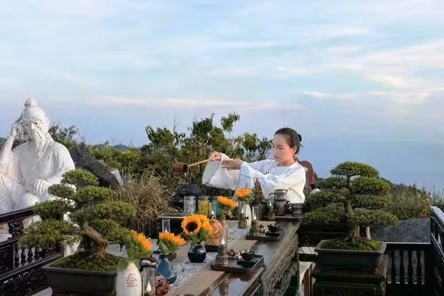 Tour sẽ đón khách vào sáng sớm và chiều tối