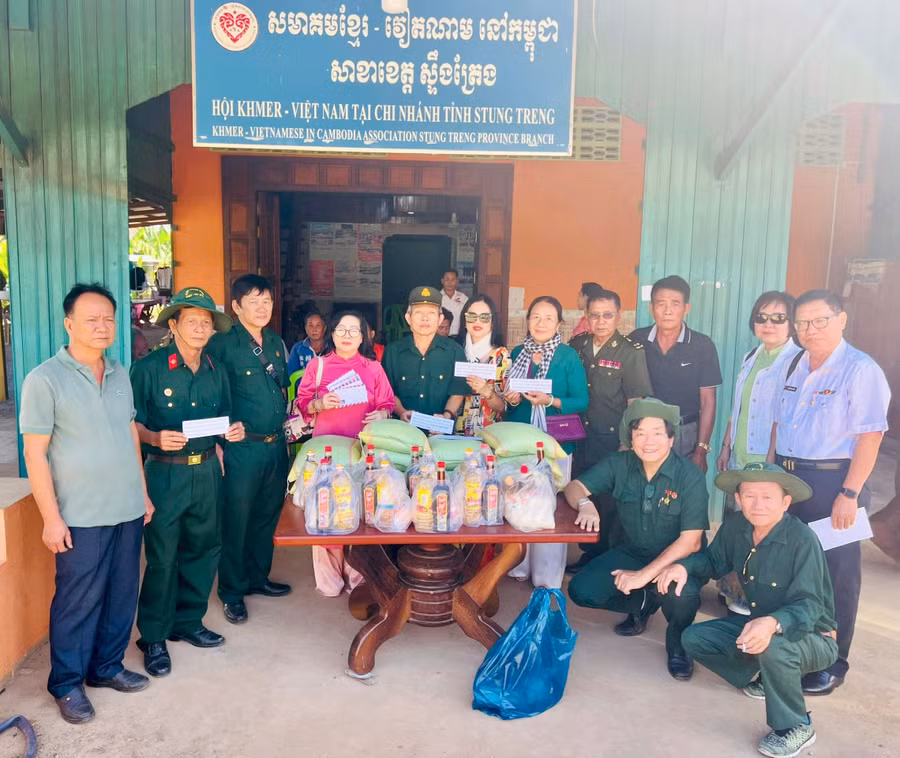ong-pham-thanh-chung-thay-thuoc-nhan-dan-nguyen-van-xang-hang-ngoi-tu-phai-sang-va-doan-cuu-linh-tinh-nguyen-viet-nam-tham-tang-qua-kieu-bao-viet-nam-tai-campuchia-anh-nvcc.jpg