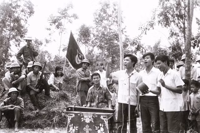 Các nghệ sĩ tỉnh Quảng Ninh biểu diễn văn nghệ, phục vụ bộ đội trên trận địa Bình Liêu (Quảng Ninh), tháng 3.1979