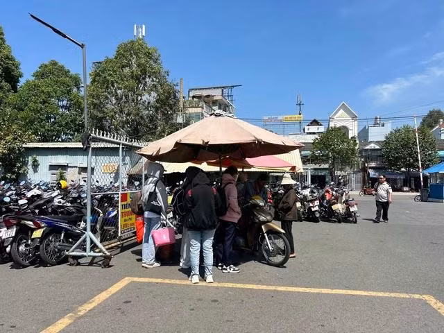 Người dân tìm chỗ nấp dưới tiết trời nắng nóng gay gắt