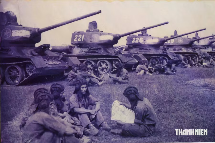 Các kíp xe T-34 của Trung đoàn 202 thời kỳ đầu tiên. Ảnh: Chụp lại từ Bảo tàng tăng thiết giáp