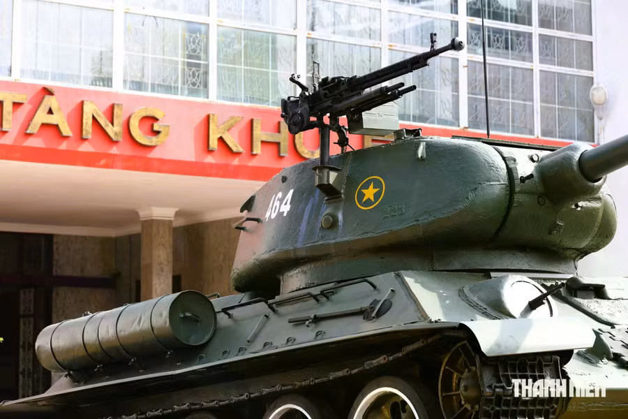 Súng máy phòng không 12,7 mm được lắp trên xe tăng T-34