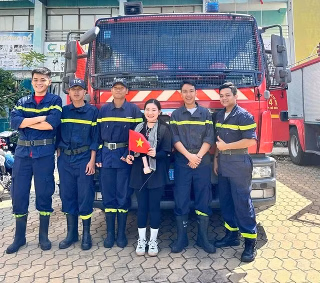 Dù cả đêm không ngủ, Ngọc vẫn tươi tắn vào sáng hôm sau