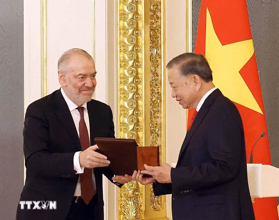 Nghệ sỹ Nhân dân Liên bang Nga Valery Gergiev, Chủ tịch Hội đồng Giám khảo Giải thưởng Hòa bình Lev Tolstoy trao Giải thưởng Hoà bình Lev Tolstoy năm 2026 cho Tổng Bí thư, Chủ tịch nước Tô Lâm. (Ảnh: Thống Nhất/TTXVN)