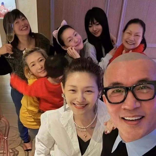 DJ Koo đăng ảnh đón năm mới bên Từ Hy Viên hôm 31.12.2024