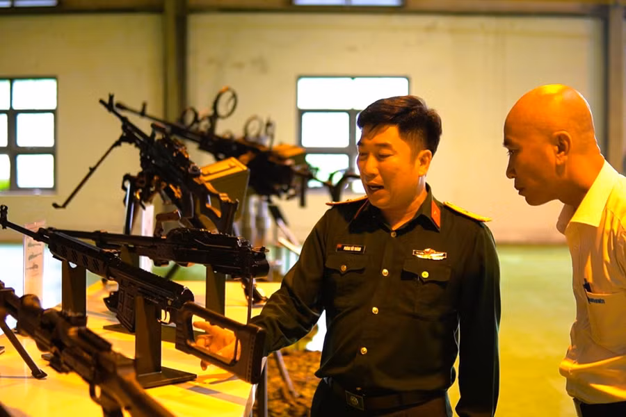 Thiếu tá Phùng Tất Thành giới thiệu một số loại súng bộ binh do nhà máy Z111 sản xuất với PV Thanh Niên