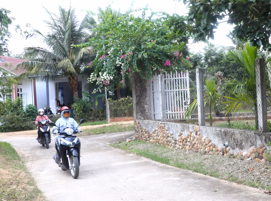 nhieu-hem-tren-dia-ban-phuong-ngo-may-thi-xa-an-khe-duoc-do-be-tong-xi-mang-tao-dieu-kien-cho-nguoi-dan-di-lai-thuan-loi-hon-anh-ngoc-minh.jpg