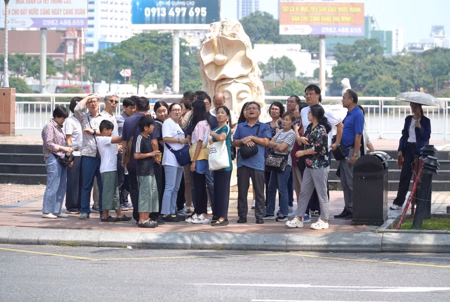 Khắp các tuyến phố từ trung tâm ra biển, nhất là khu vực trước chợ Hàn dễ dàng bắt gặp những đoàn khách hàng chục người. Cứ vài phút lại có một xe loại 45 chỗ đỗ xịch lại để khách xuống tham quan, mua sắm.