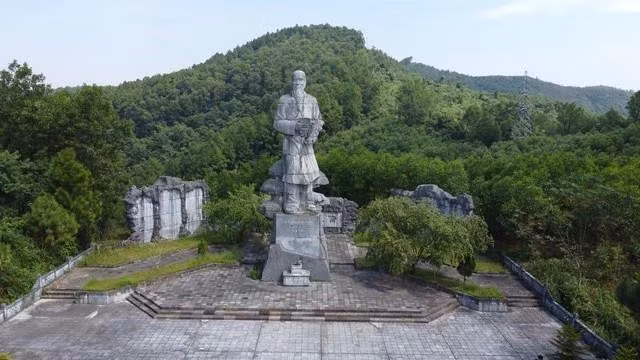 Tượng đài Đại danh y Hải Thượng Lãn Ông Lê Hữu Trác được xây dựng trên đỉnh núi Minh Tự (H.Hương Sơn, Hà Tĩnh)