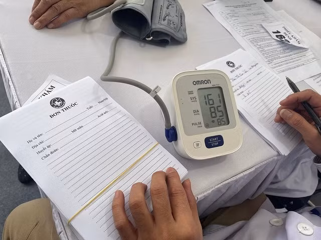 Người có bệnh lý tim mạch và tăng huyết áp cần tuân thủ dùng thuốc theo đơn của bác sĩ