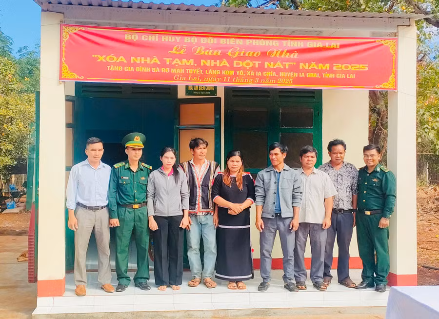 dai-dien-don-bien-phong-ia-chia-va-chinh-quyen-dia-phuong-ban-giao-nha-cho-gia-dinh-chi-tuyet-t5-tu-phai-qua-anh-or.jpg