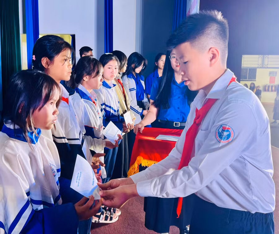 em-vu-hoang-nam-lop-610-truong-thcs-nguyen-du-tp-pleiku-tang-qua-cho-cac-ban-hoc-sinh-co-hoan-canh-kho-khan.jpg