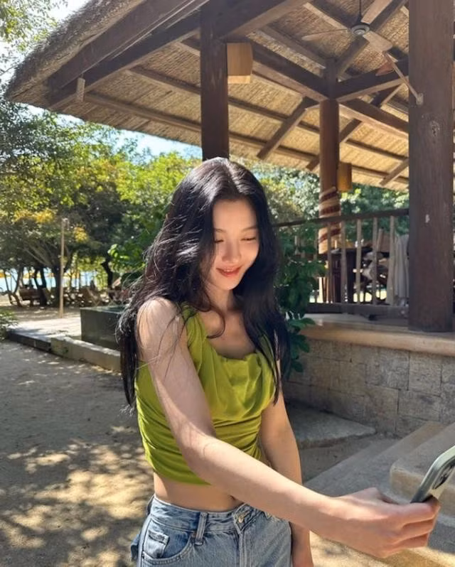 Kim Yoo Jung trong ảnh chụp ở Nha Trang hồi 2023