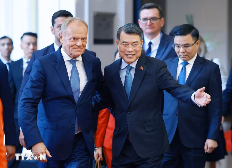 Thủ tướng Lê Minh Hưng và Thủ tướng Cộng hòa Ba Lan Donald Tusk đến dự Hội nghị bàn tròn doanh nghiệp Việt Nam-Ba Lan. Ảnh: Dương Giang/TTXVN