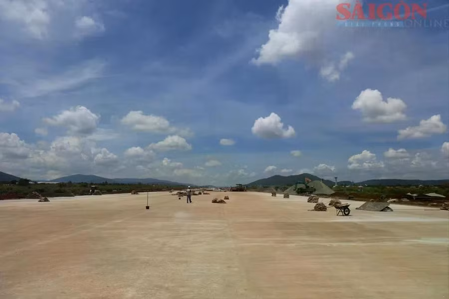 Đường cất hạ cánh sân bay Liên Khương hoàn thành phần xây dựng bê tông