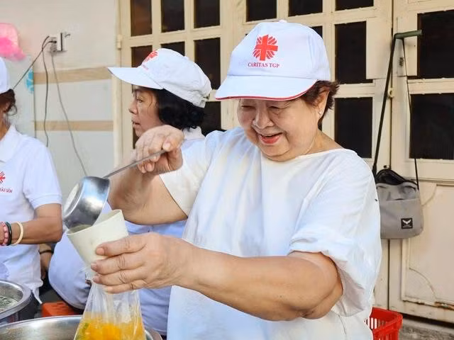Cô Nguyễn Dung chỉ mong đến ngày thứ năm để đến nhà thờ làm công việc bác ái