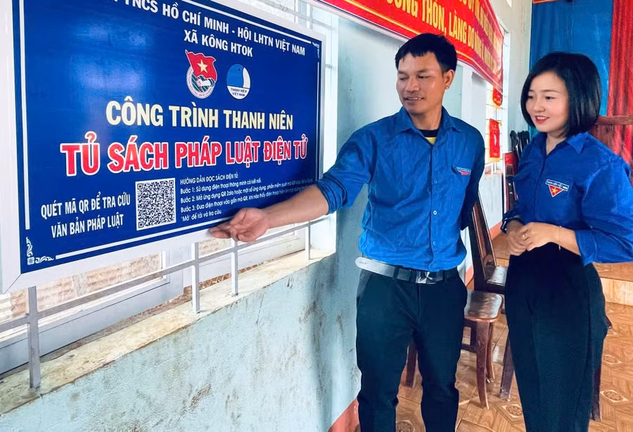 chi-le-thi-luyen-bia-phai-gioi-thieu-mo-hinh-tu-sach-phap-luat-dien-tu-cua-doan-xa-kong-htok-anh-rh-2.jpg