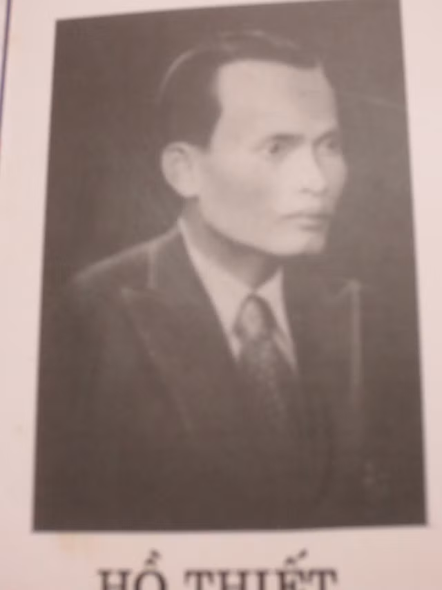 Chân dung tự họa của thầy tôi ở Nhà đày Buôn Ma Thuột, 1936