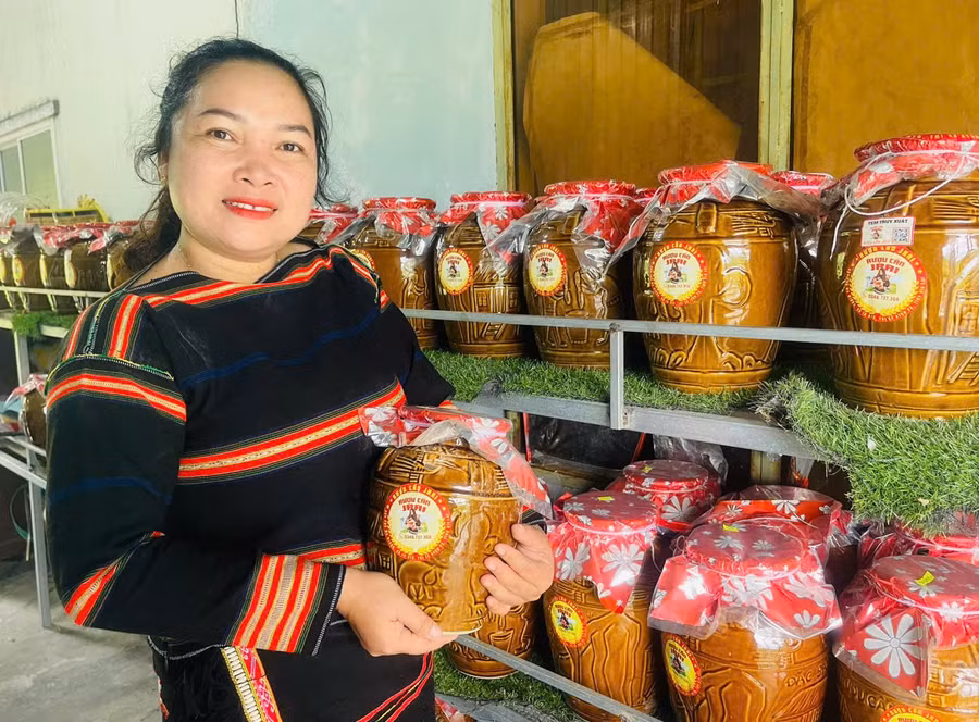san-pham-ruou-can-jrai-cua-chi-nay-hto-duoc-nhieu-khach-hang-ua-chuong-anh-vu-chi.jpg