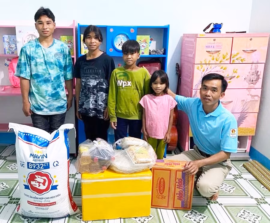 thay-truong-cong-huong-bia-phai-pho-hieu-truong-truong-tieu-hoc-va-thcs-kim-dong-xa-an-thanh-van-dong-nhu-yeu-pham-tang-cho-hoc-sinh-co-hoan-canh-kho-khan-anh-ngoc-minh.jpg