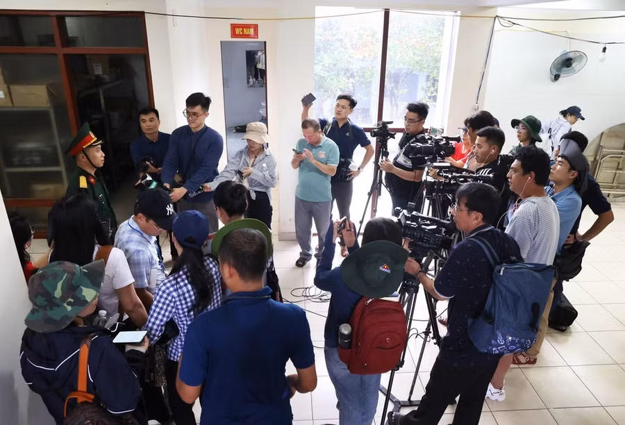 Các nhà báo phỏng vấn Bệnh xá trưởng đảo Trường Sa về đảm bảo sức khỏe cho người dân vươn khơi bám biển. (Ảnh: Hồng Đạt/TTXVN)