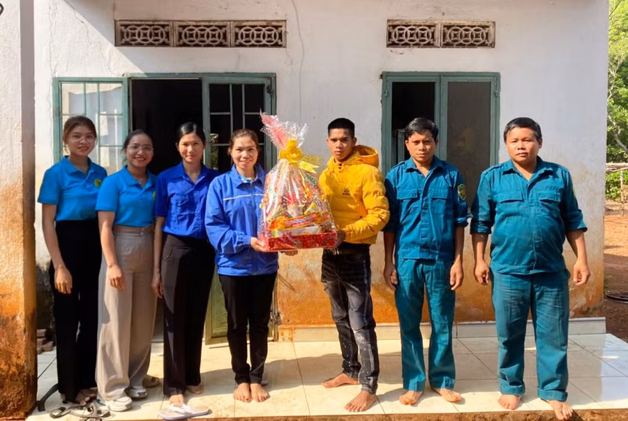 chi-ro-cham-byich-thu-4-tu-trai-sang-bi-thu-doan-xa-chu-tich-hoi-lhtn-viet-nam-xa-ia-krai-huyen-ia-grai-tang-qua-cho-thanh-nien-tren-dia-ban-xa-anh-mnjpg.jpg