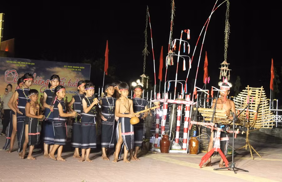tiet-muc-hat-dan-ca-cua-em-dinh-doanh-va-doan-nghe-nhan-xa-po-to-tai-chuong-trinh-cong-chieng-cuoi-tuan-nhan-duoc-su-co-vu-nhiet-tinh-tu-khan-gia-anh-vu-chi.jpg