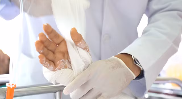 Bác sĩ băng bó vết thương cho bệnh nhân.