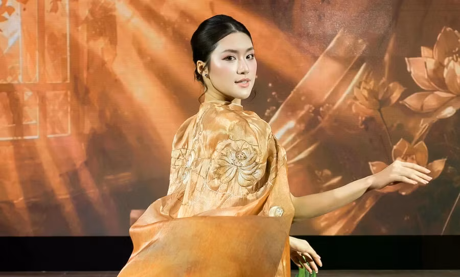 Hoa hậu Phan Phương Oanh diện thiết kế áo dài với họa tiết độc đáo, giúp tôn lên nhan sắc rạng rỡ. Sau nửa năm đăng quang cuộc thi Hoa hậu Thế giới Việt Nam, người đẹp 10X được khen ngợi ngày càng rạng rỡ. Cô chăm chút về mặt hình ảnh mỗi khi xuất hiện trước công chúng