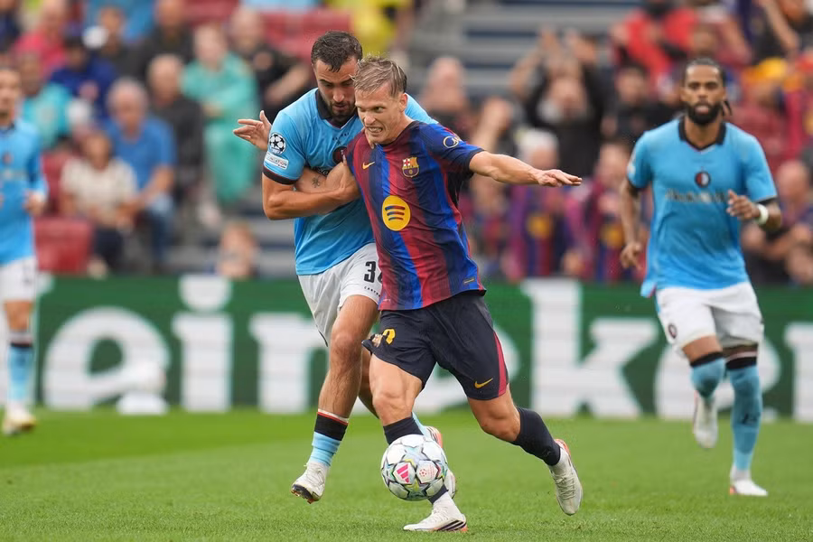 Barca (trước) đã thắng cả 4 lần đụng độ gần nhất với Levante.