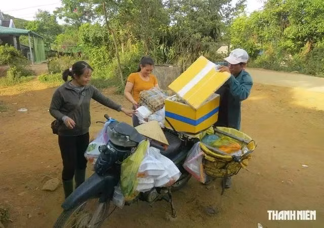 Chị Trần Thị Thanh Hồng (trái) dừng xe bán hàng cho khách