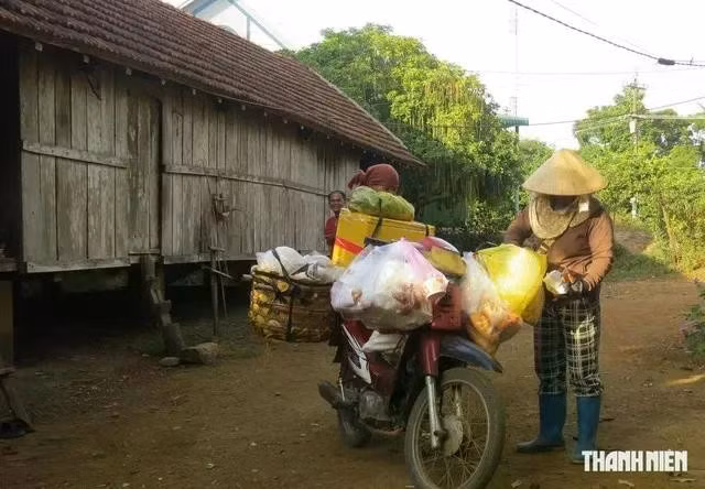 Tiểu thương mang hàng hóa vào tận nhà sàn để bán hoặc trao đổi