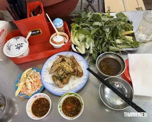 Món nem nướng Cái Răng thơm ngon ăn cùng bánh hỏi Cần Thơ