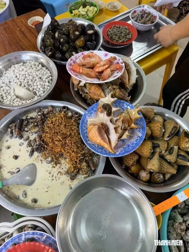 Nha Trang có bánh căn và các loại ốc, hải sản tươi ngon